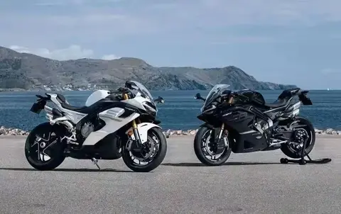 111匹+单摇臂+四排气！春风750SR-S凭啥暴打赛600？定价你来猜！