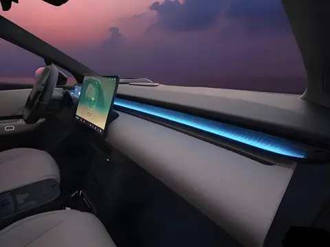 造型科幻的奥迪SUV，尺寸比Q7还宽，大四座布局，搭载双电机四驱