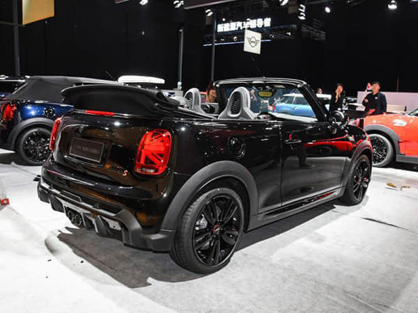 小米YU7中文名御7 续航长性能出色 空间不错 交互有看点